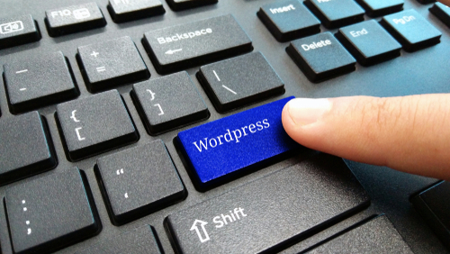 Teclado com destaque em botão escrito 'wordpress'.