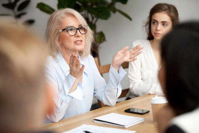 Mulher de negócios em reunião.