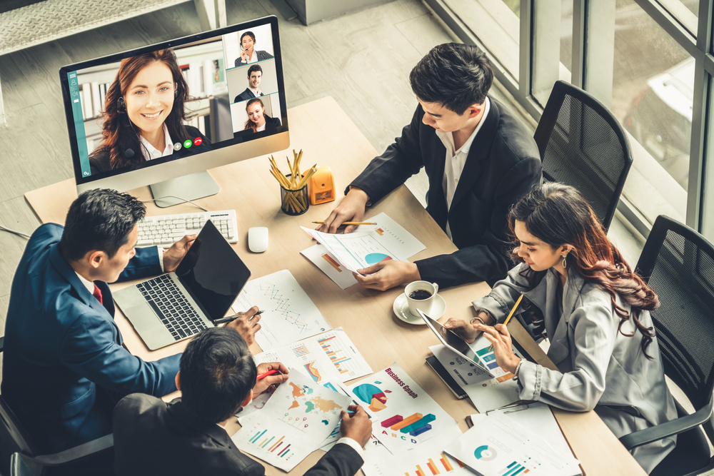 Pessoas sentadas, realizando reunião por call