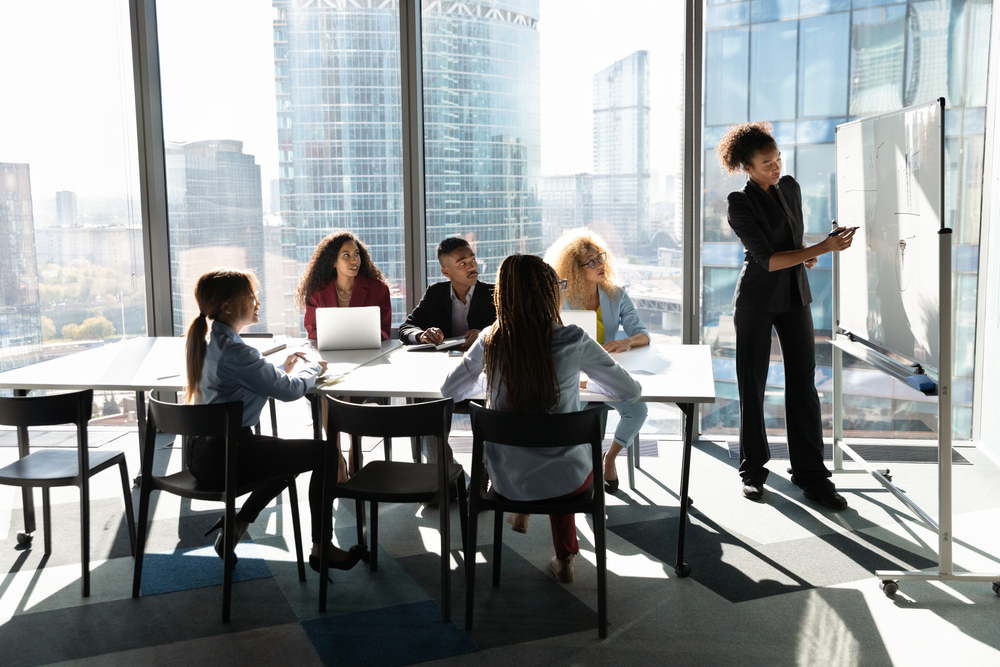 Empresa com pessoas juntas, fazendo reunião.