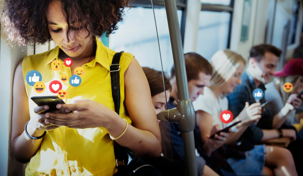 mulher no metro segurando celular